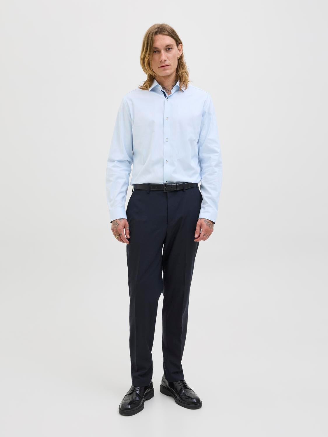 model_shot-front_full